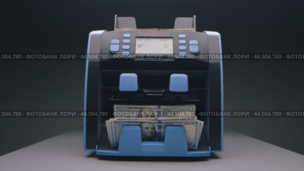 A hand places cash into a bill counter, a modern device designed for quick and efficient counting. Стоковое видео, видеограф Сергей Толмачёв / Фотобанк Лори
