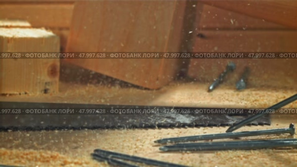 A hand saw falls on the carpenter's worktable. Filmed on a high-speed camera at 1000 fps. Стоковое видео, видеограф Артем Шадрин / Фотобанк Лори