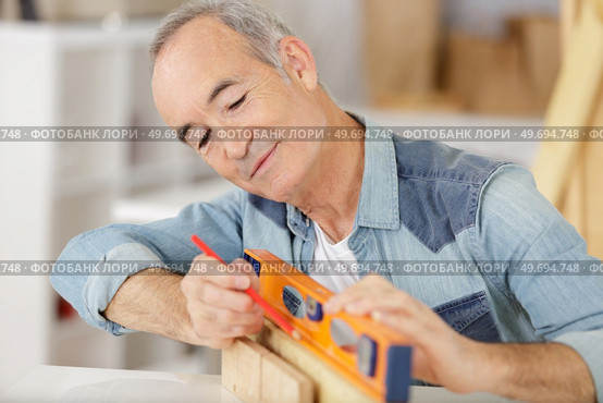 a happy senior carpenter at work. Стоковое фото, агентство Ingram Publishing / Фотобанк Лори