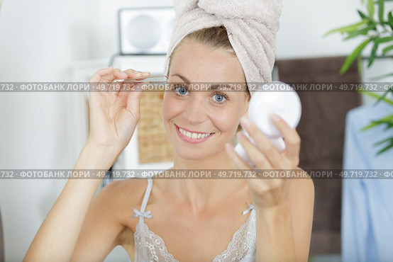 a happy woman plucking eyebrows. Стоковое фото, агентство Ingram Publishing / Фотобанк Лори