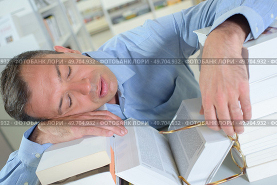 a hard working man in library. Стоковое фото, агентство Ingram Publishing / Фотобанк Лори