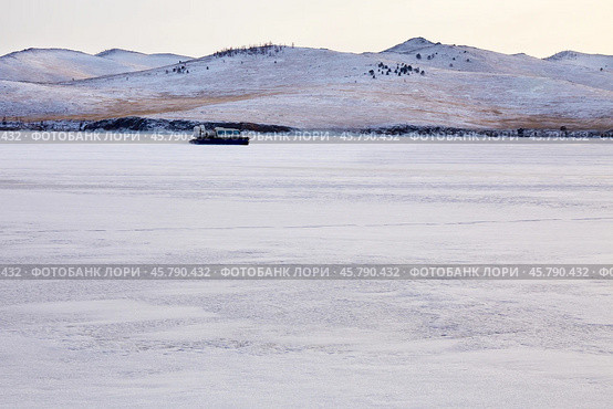 A hovercraft on the ice of the frozen Lake Baikal. Kivus is a transport on ice. Стоковое фото, фотограф Виктория Тельминова / Фотобанк Лори