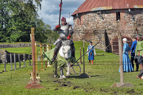 A knight with a spear on a horse at the Russian Fortress festival of historical reconstruction (2014 год). Редакционное фото, фотограф Анна Кривицкая / Фотобанк Лори