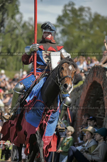 A knight with a spear on a horse at the Russian Fortress festival of historical reconstruction (2014 год). Редакционное фото, фотограф Анна Кривицкая / Фотобанк Лори