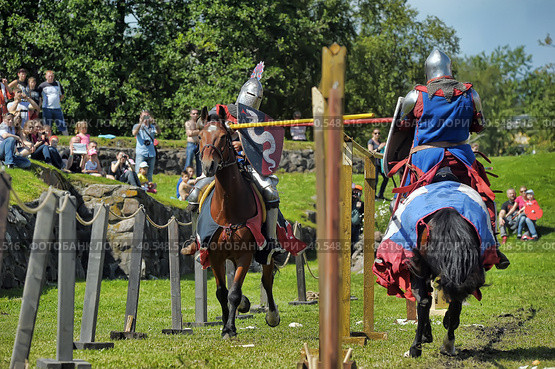 A knight with a spear on a horse at the Russian Fortress festival of historical reconstruction (2014 год). Редакционное фото, фотограф Анна Кривицкая / Фотобанк Лори