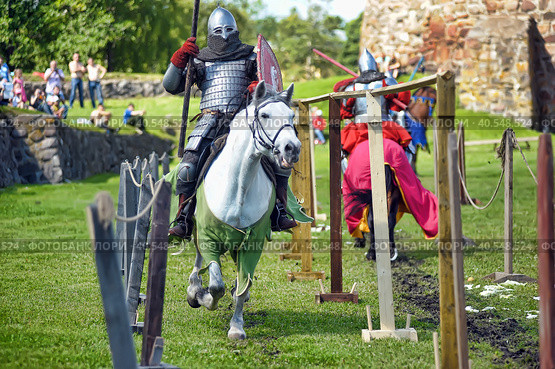 A knight with a spear on a horse at the Russian Fortress festival of historical reconstruction (2014 год). Редакционное фото, фотограф Анна Кривицкая / Фотобанк Лори