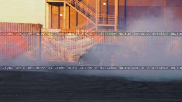 A large silver drift car burns rubber for the amusement of the audience with smoke at the demonstration performances at the Mega Belaya Dacha site. Russia. Moscow. 19.05.2024. Редакционное видео, видеограф Ярославский Максим / Фотобанк Лори