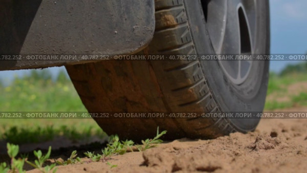 A large SUV starts off on a dirt track and slips away into the distance. Off-road rides. Стоковое видео, видеограф Ярославский Максим / Фотобанк Лори