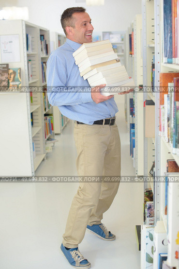a librarian arranging the books. Стоковое фото, агентство Ingram Publishing / Фотобанк Лори