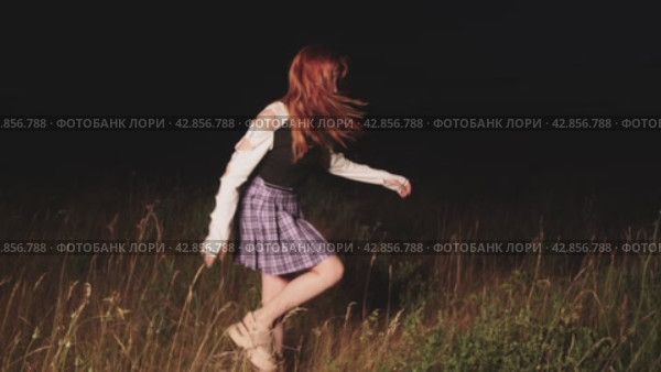 A lonely girl gets lost at night and runs away from someone. Стоковое видео, видеограф Strunov David / Фотобанк Лори
