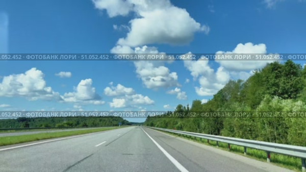 A long empty highway with blue sky and clouds. Стоковое видео, видеограф Ярославский Максим / Фотобанк Лори