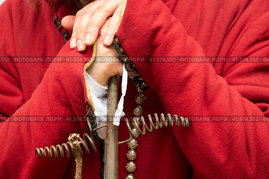 A male gunner in a vintage Swedish military uniform with a ramrod in his hands. Reconstruction of the events of the Russian-Swedish War. Стоковое фото, фотограф Андрей Журавлев / Фотобанк Лори