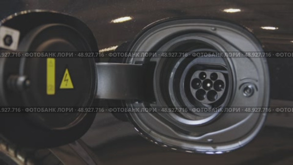 A male hand opens the charging port of an electric car. Стоковое видео, видеограф Константин Шишкин / Фотобанк Лори