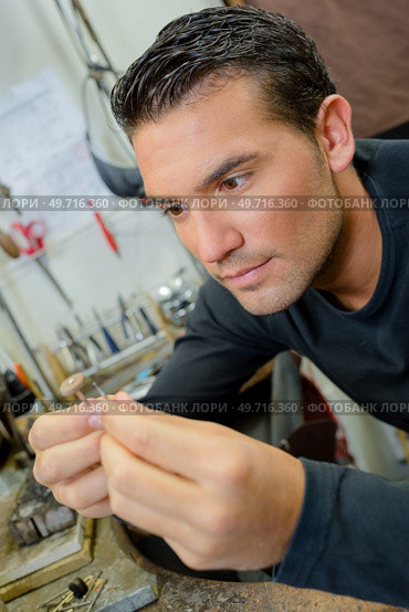 a male jeweller is in workshop. Стоковое фото, агентство Ingram Publishing / Фотобанк Лори