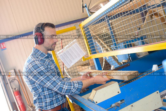 a male worker and industrial furniture modernization. Стоковое фото, агентство Ingram Publishing / Фотобанк Лори