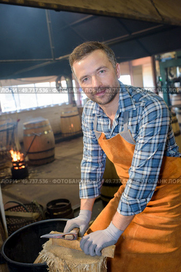 a man barrel making procedures. Стоковое фото, агентство Ingram Publishing / Фотобанк Лори