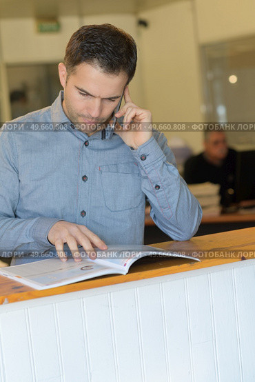 a man calling for information. Стоковое фото, агентство Ingram Publishing / Фотобанк Лори