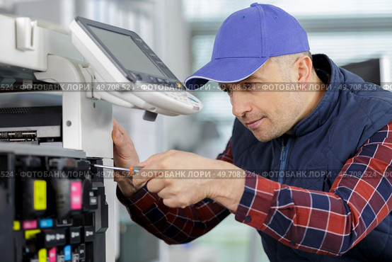 a man fixing photo copier. Стоковое фото, агентство Ingram Publishing / Фотобанк Лори