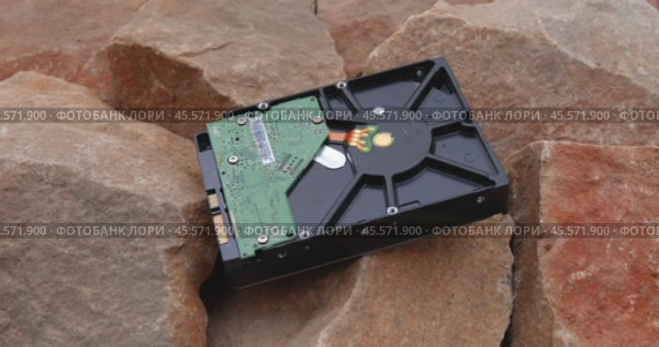 A man hitting a hard drive with a hammer, a concept on the topic of data destruction. Стоковое видео, видеограф Сергей Чайко / Фотобанк Лори