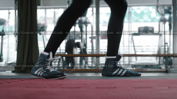 A man in blue sneakers jumping on the spot while boxing training. Стоковое видео, видеограф Константин Шишкин / Фотобанк Лори