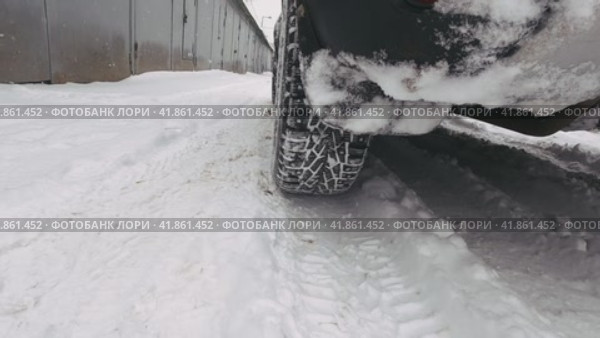 A man in jeans gets into a crossover and drives off with a slip on a snowy winter road. Стоковое видео, видеограф Ярославский Максим / Фотобанк Лори