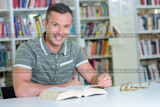 a man in the library. Стоковое фото, агентство Ingram Publishing / Фотобанк Лори