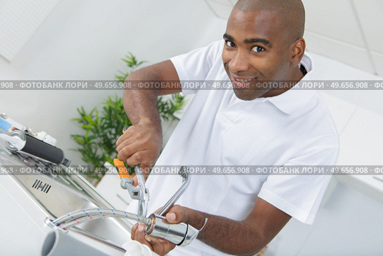 a man is cutting the water connection. Стоковое фото, агентство Ingram Publishing / Фотобанк Лори