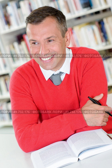 a man is in a library. Стоковое фото, агентство Ingram Publishing / Фотобанк Лори