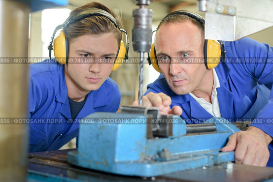 a man observing the metal driller. Стоковое фото, агентство Ingram Publishing / Фотобанк Лори
