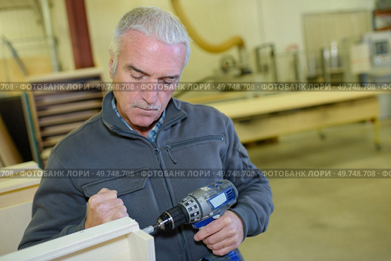 a man preparing the attachment parts. Стоковое фото, агентство Ingram Publishing / Фотобанк Лори