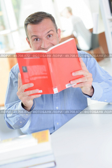 a man reading an intriguing story. Стоковое фото, агентство Ingram Publishing / Фотобанк Лори