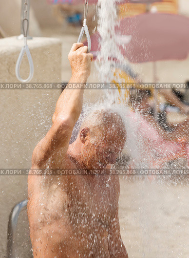 A man takes a beach shower after sea salt water. Close-up. Стоковое фото, фотограф Татьяна Дворецкая / Фотобанк Лори