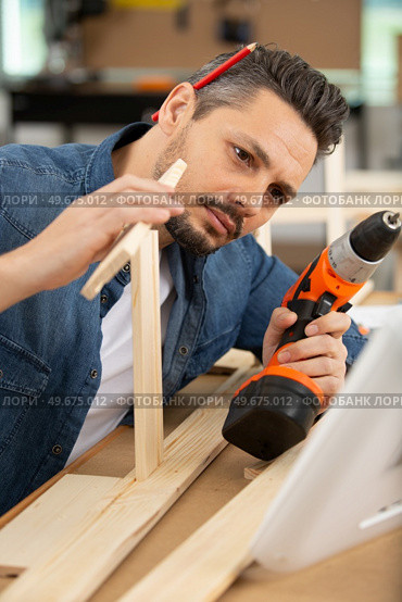 a man worker in the carpenter workroom renovation. Стоковое фото, агентство Ingram Publishing / Фотобанк Лори