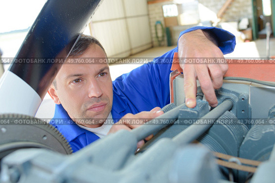 a mechanic in deep concentration. Стоковое фото, агентство Ingram Publishing / Фотобанк Лори