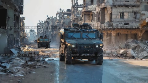 A military machine moves along the road of the destroyed city. Стоковое AI-видео, аниматор Юрий Поздников / Фотобанк Лори
