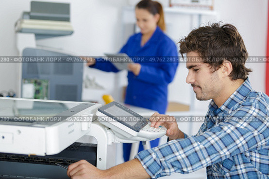 a multi-function office appliance technician. Стоковое фото, агентство Ingram Publishing / Фотобанк Лори