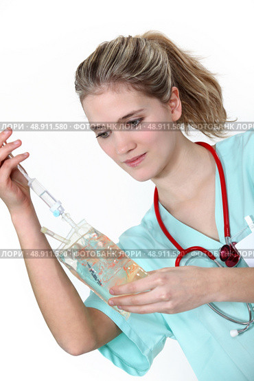 A nurse checking a perfusion. Стоковое фото, агентство Ingram Publishing / Фотобанк Лори