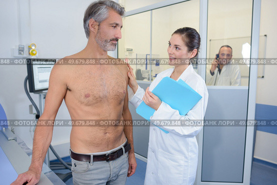 a nurse reassuring male patient. Стоковое фото, агентство Ingram Publishing / Фотобанк Лори