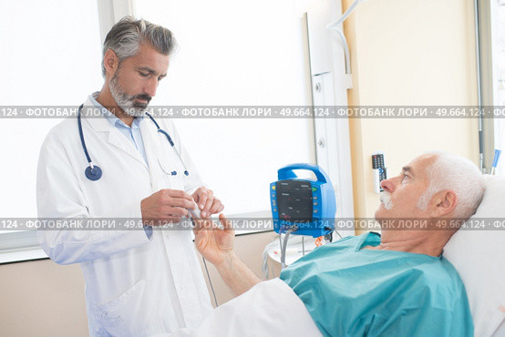 a patient and doctor relationship. Стоковое фото, агентство Ingram Publishing / Фотобанк Лори