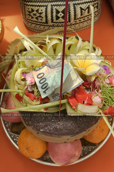 A plate of Hinduism offering consist of fruits, cake, flowers, incense and money. Стоковое фото, агентство Ingram Publishing / Фотобанк Лори