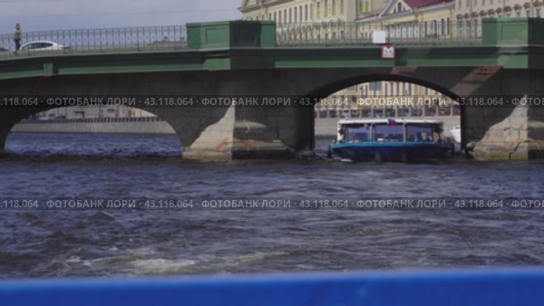 A pleasure excursion boat passes along the Fontanka River bridge. View from the stern. Russia. St. Petersburg. 05/08/2024. Редакционное видео, видеограф Ярославский Максим / Фотобанк Лори