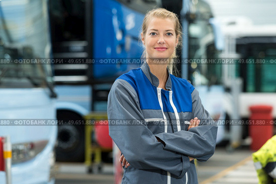a portrait of female automechanic. Стоковое фото, агентство Ingram Publishing / Фотобанк Лори