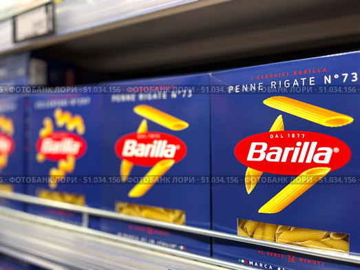 A row of boxes of Barilla pasta are on a shelf. Russia. Moscow. 08.08.25. Редакционное фото, фотограф Ярославский Максим / Фотобанк Лори