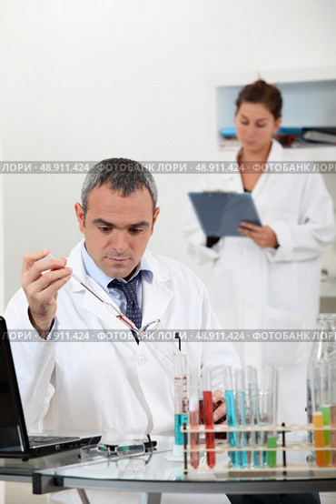 a scientist using test tubes. Стоковое фото, агентство Ingram Publishing / Фотобанк Лори