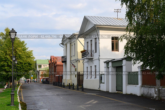 A street with two-storey brick houses of the 19th century in the town of Ples. The inscription on the memorial plaque: 'Gromov's House' (2023 год). Стоковое фото, фотограф Сергей Фролов / Фотобанк Лори