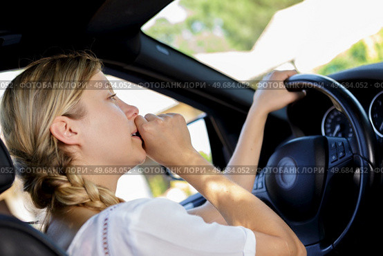 a stressed young woman driver. Стоковое фото, агентство Ingram Publishing / Фотобанк Лори