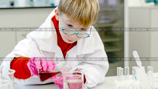 a student in a chemical laboratory conducts chemical sweats with chemical elements. Стоковое фото, фотограф Igor Skripachev / Фотобанк Лори