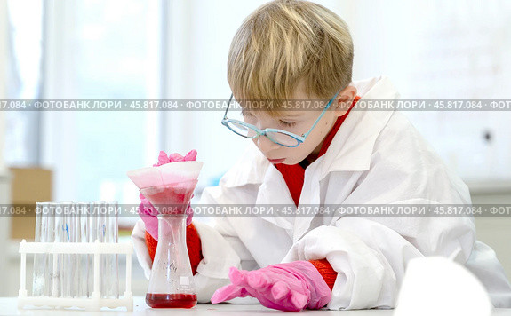 a student in a chemical laboratory conducts chemical sweats with chemical elements in. Стоковое фото, фотограф Igor Skripachev / Фотобанк Лори