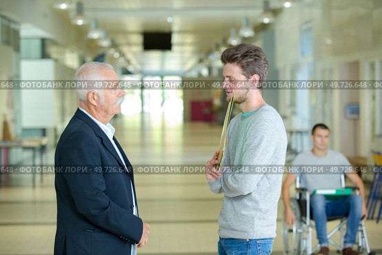 a student talking to lecturer. Стоковое фото, агентство Ingram Publishing / Фотобанк Лори