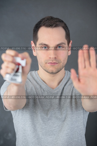 a teenager refuses the cigarettes. Стоковое фото, агентство Ingram Publishing / Фотобанк Лори